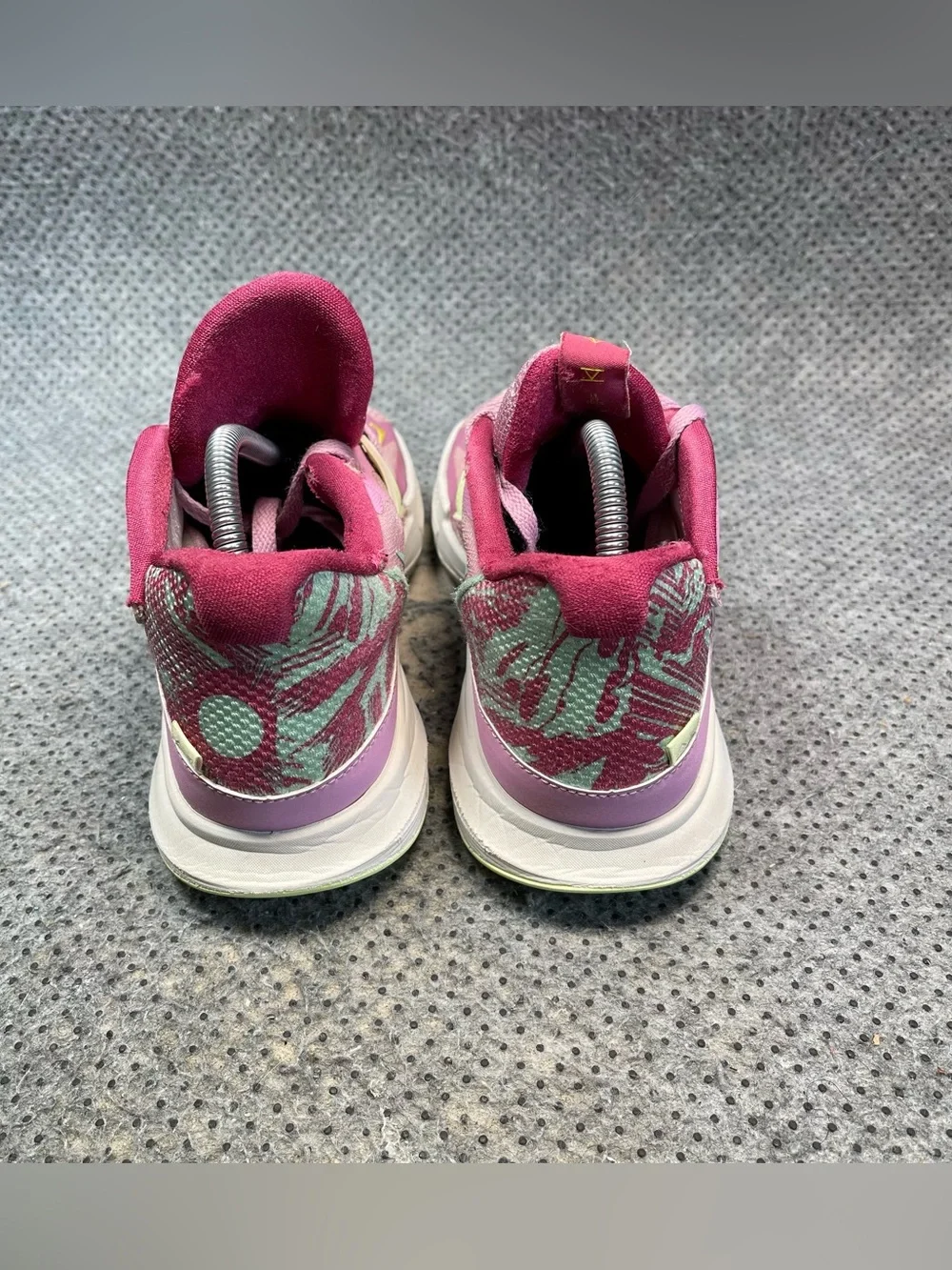 Nike Kyrie Low 5 Pink Basketball Shoes Size 9 Women’s